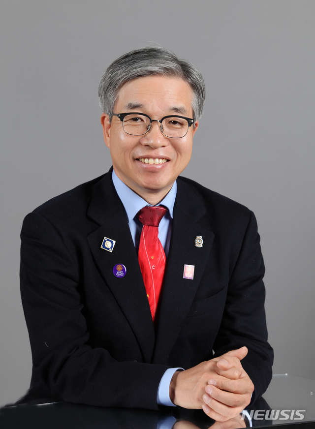 【울산=뉴시스】유재형 기자 =울산지방변호사회는 제11대 울산지방변호사 회장으로 김용주(62) 법무법인 태화 대표 변호사가 선출됐다고 27일 밝혔다. 2018.12.27. you00@newsis.com