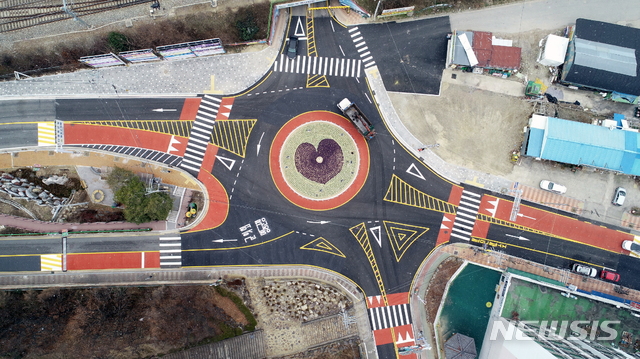【영동=뉴시스】충북 영동군 영동읍 군청오거리 회전교차로.(사진=영동군 제공) photo@newsis.com