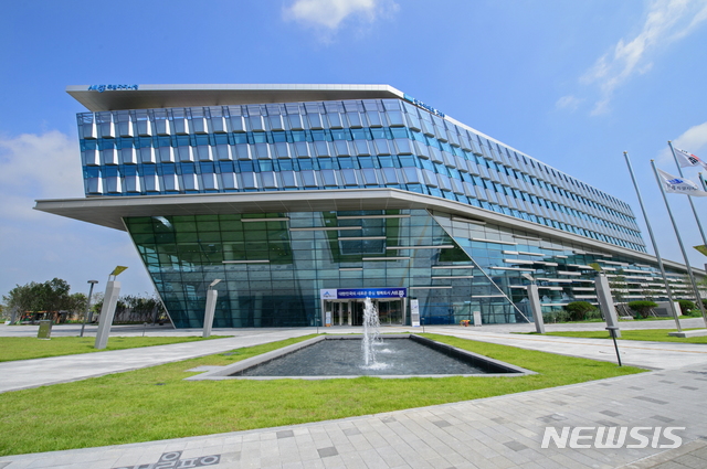 【세종=뉴시스】노왕섭 기자 =세종시가 2019년 사자성어로 처음의 마음가짐을 잊지 않는다는 뜻인 불망초심(不忘初心)을 선정했다고 27일 밝혔다.사진은 세종시청사 전경. 2018.12.27. (사진=세종시청 제공) photo@newsis.com