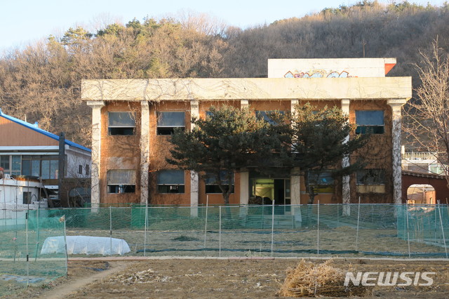 【파주=뉴시스】 이호진 기자 = 폐업 후 방치되고 있는 경기 파주시 조리읍의 한 공장 건물. 옥상 쪽으로 누군가 그려 놓은 그라피티가 보인다. 2018.12.27. asake@newsis.com