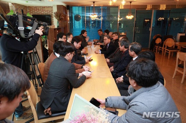 【의정부=뉴시스】배성윤 기자 = 이재정 경기도교육감이 27일 도교육청 북부청사에서 출입기자들과 간담회를 갖고 있다. 2018.12.27.(사진=경기도교육청 북부청사 제공) photo@newsis.com