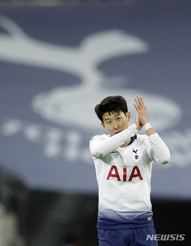 【런던=AP/뉴시스】26일(현지시간) 영국 런던 웸블리 스타디움에서 열린 2018-2019 잉글랜드 프로축구 프리미어리그 본머스와의 홈 경기에서 멀티 골을 기록한 손흥민이 후반 관중의 박수를 받으며 교체되고 있다. 손흥민은 1-0으로 앞선 전반 23분, 4-0으로 앞선 후반 25분 득점하며 올 시즌 10호 골, 리그 7호 골을 기록, 팀의 5-0 대승을 이끌었다. 2018.12.27.