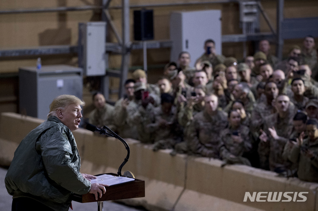 【바그다드(이라크)=AP/뉴시스】지난해 12월26일(현지시간) 이라크 주둔 미군 기지를 깜짝 방문한 도널드 트럼프 대통령이 알아사드 공군기지에서 연설하고 있다. 트럼프 대통령은 시리아 주둔 미군 철수의 당위성을 주장하면서 이라크에서 철군하지는 않을 것이라고 말했다. 2018.12.27.