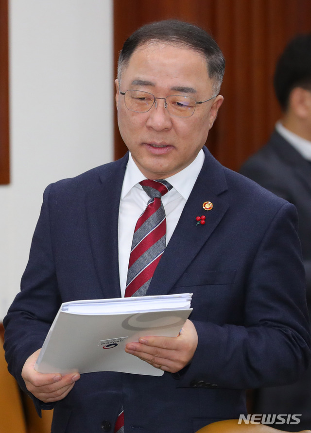 【서울=뉴시스】배훈식 기자 = 27일 오전 서울 종로구 정부서울청사에서 열린 국정현안점검조정회의에 홍남기 경제부총리 겸 기획재정부 장관이 참석하고 있다. 2018.12.27.&nbsp; dahora83@newsis.com