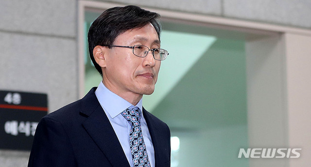 【서울=뉴시스】추상철 기자 = 정병하 대검찰청 감찰본부장이 27일 오전 서울 서초구 대검찰청에서 청와대 민정수석실 특별감찰반 근무중 비위 의혹으로 인해 검찰로 복귀한 김태우 수사관에 대한 감찰결과 브리핑을 위해 기자실로 들어서고 있다. 2018.12.27.&nbsp; scchoo@newsis.com