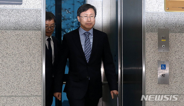 【서울=뉴시스】추상철 기자 = 정병하 대검찰청 감찰본부장이 27일 오전 서울 서초구 대검찰청에서 청와대 민정수석실 특별감찰반 근무중 비위 의혹으로 인해 검찰로 복귀한 김태우 수사관에 대한 감찰결과 브리핑을 위해 기자실로 들어서고 있다. 2018.12.27.&nbsp; scchoo@newsis.com