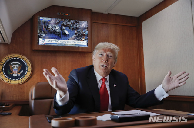 【에어포스원=AP/뉴시스】도널드 트럼프 대통령이 27일(현지시간) 트위터를 통해 부분적인 연방정부 셧다운(업무정지)으로 보수를 받지 못하고 있는 사람들의 대부분은 민주당원들이라고 주장했다. 사진은 지난 10월6일 에어포스원에 탑승한 트럼프 대톨령. 2018.12.27 