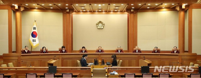 【서울=뉴시스】 고범준 기자 = 유남석(가운데) 헌법재판소장을 비롯한 헌법재판관들이 27일 오후 서울 종로구 재동 헌법재판소 대심판정에서 열린 아동 청소년 성보호 관한 법률, 국민연금법 위헌소원 등 12월 심판사건 선고를 위해 자리에 앉아 있다. 2018.12.27.&nbsp; bjko@newsis.com
