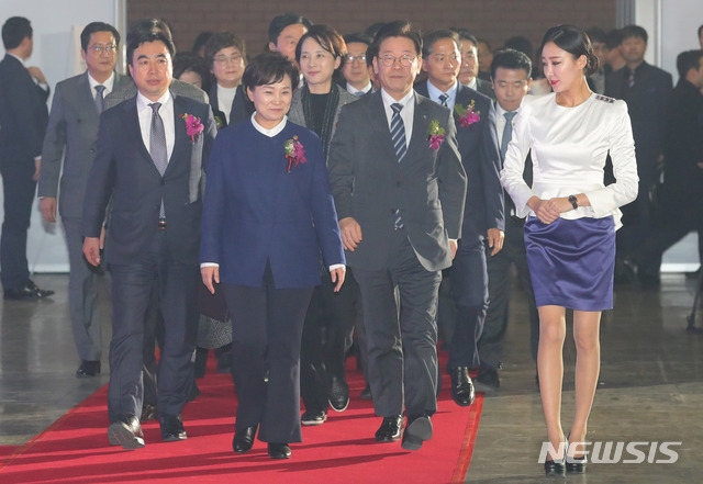 【고양=뉴시스】배훈식 기자 = 27일 오후 경기 고양시 일산서구 킨텍스에서 열린 수도권광역급행철도(GTX) A노선 착공식에 윤관석(왼쪽부터) 의원, 김현미 국토교통부 장관, 이재명 경기도지사 등이 참석하고 있다. 2018.12.27.&nbsp; dahora83@newsis.com