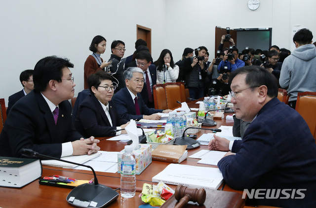 【서울=뉴시스】박미소 수습기자 = 27일 오후 서울 여의도 국회 본청 환경노동위원회 소회의실에서 산업안전보건법 등을 논의하기 위한 3당 정책위의장-환노위 간사 회동에서 자유한국당 정용기(왼쪽 첫번째부터) 정책위의장, 임이자 간사, 바른미래당 김동철 간사, 더불어민주당 김태년 정책위의장, 한정애 간사가 참석해있다. 2018.12.27.&nbsp; misocamera@newsis.com