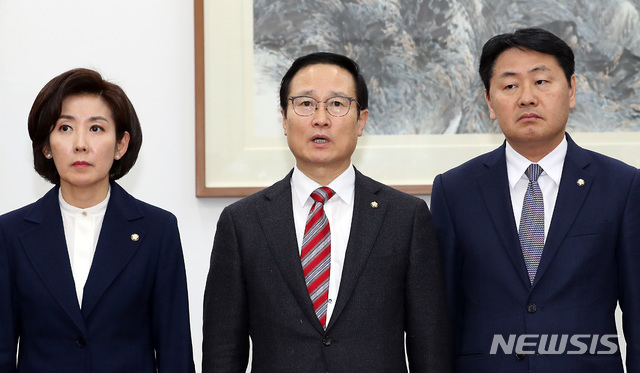 【서울=뉴시스】이종철 기자 = 27일 서울 여의도 국회 운영위원장실에서 민주당 홍영표, 한국당 나경원, 미래당 김관영 원내대표가 합의사항을 발표하고 있다. 2018.12.27.jc4321@newsis.com