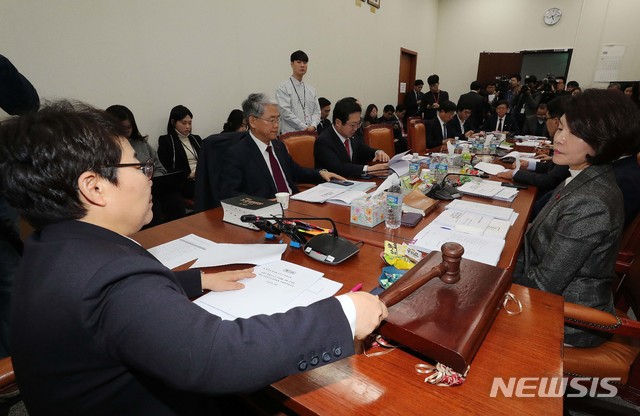 【서울=뉴시스】박영태 기자 = 27일 오후 서울 여의도 국회 환경노동위원회 고용노동소위원회가 열려 임이자 소위원장(맨 왼쪽)이 회의를 주재하고 있다. 2018.12.27.&nbsp; photo@newsis.com