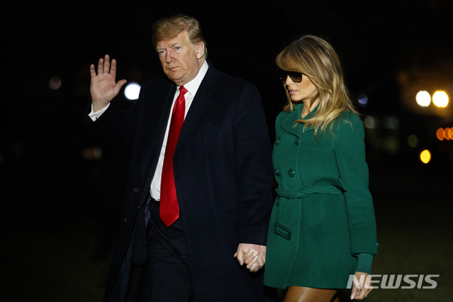 【워싱턴=AP/뉴시스】 도널드 트럼프 미 대통령이 크리스마스를 이용해 이라크 파병 미군들을 깜짝 방문한 뒤 독일 기지를 거쳐 27일 새벽 워싱턴 백악관으로 부인 멜라니아 여사와 함께 귀환했다. 트럼프는 취임 2년이 다 되도록 전장에 나가있는 해외 파병 미군을 찾지 않아 비판을 받아왔다. 2018. 12. 27.&nbsp; 