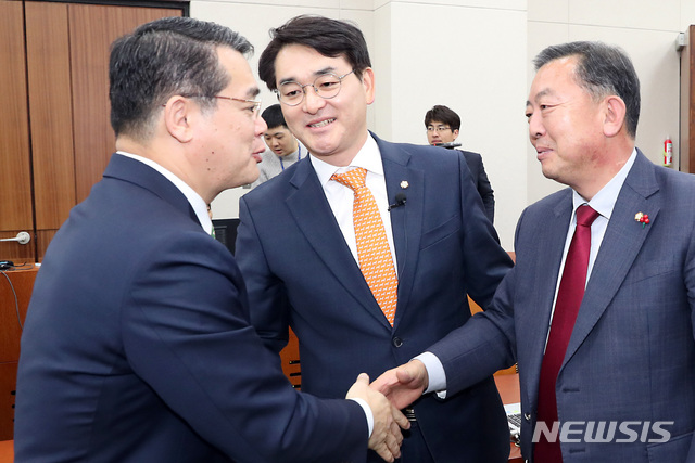 【서울=뉴시스】이종철 기자 = 한국당이 빠진 가운데 27일 서울 여의도 국회에서 열린 교육위원회 전체회의 '유치원 3법' 패스트트랙(신속처리안건)상정의 건이 통과된뒤 이찬열 위원장이 미래당 인제훈 간사와 민주당 박용진 의원에게 축하를 하고 있다. 2018.12.27. jc4321@newsis.com