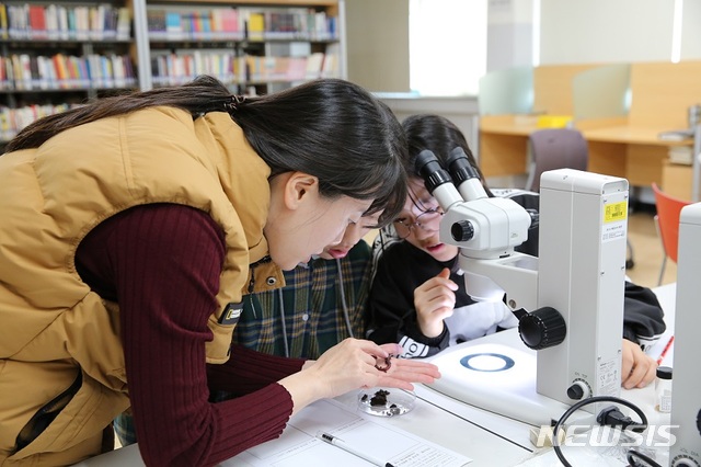 【서울=뉴시스】한국청소년활동진흥원은 청소년활동 6대 핵심역량을 28일 발표했다. 핵심역량에는 비판적 사고, 의사소통, 협업, 창의력, 사회정서, 진로개발 등이 포함됐다. 사진은 학생들이 실험실습을 하는 장면. 2018. 12. 28. (사진=한국청소년활동진흥원 제공)