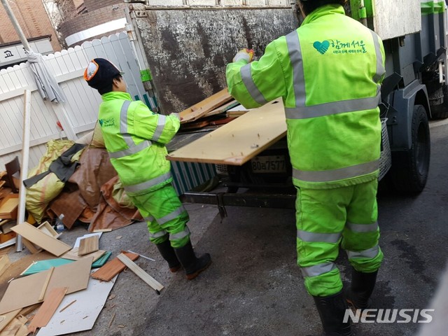 【서울=뉴시스】 강북구 대형폐기물 수거. 2018.12.28. (사진= 강북구 제공)