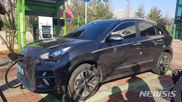 【천안=뉴시스】이종익 기자 = 전기차 이용자를 위해 충남 천안시 불당동 천안시청사에서 설치된 공공 급속충전기. 2018.12.28. (사진=천안시 제공) photo@newsis.com