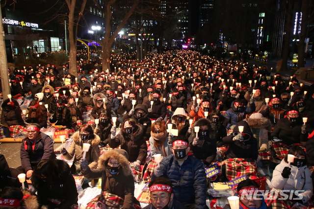 【서울=뉴시스】천민아 기자 =KB국민은행 노조가 26일 서울 여의도본점 앞에서 '서울/수도권 조합원 총파업 결의대회를 열고 있다. 2018.12.28. mina@newsis.com (제공=KB국민은행) 