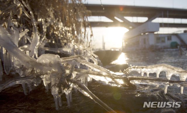 【서울=뉴시스】김진아 기자 = 서울에 영하 19도의 초강력 한파가 찾아온 28일 서울 광진구 뚝섬한강공원에 고드름이 달려있다. 2018.12.28. bluesoda@newsis.com