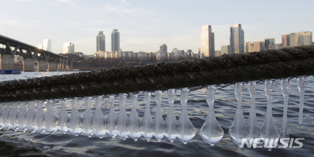 【서울=뉴시스】김진아 기자 = 서울에 영하 19도의 초강력 한파가 찾아온 28일 서울 광진구 뚝섬한강공원에 고드름이 달려있다. 2018.12.28. bluesoda@newsis.com