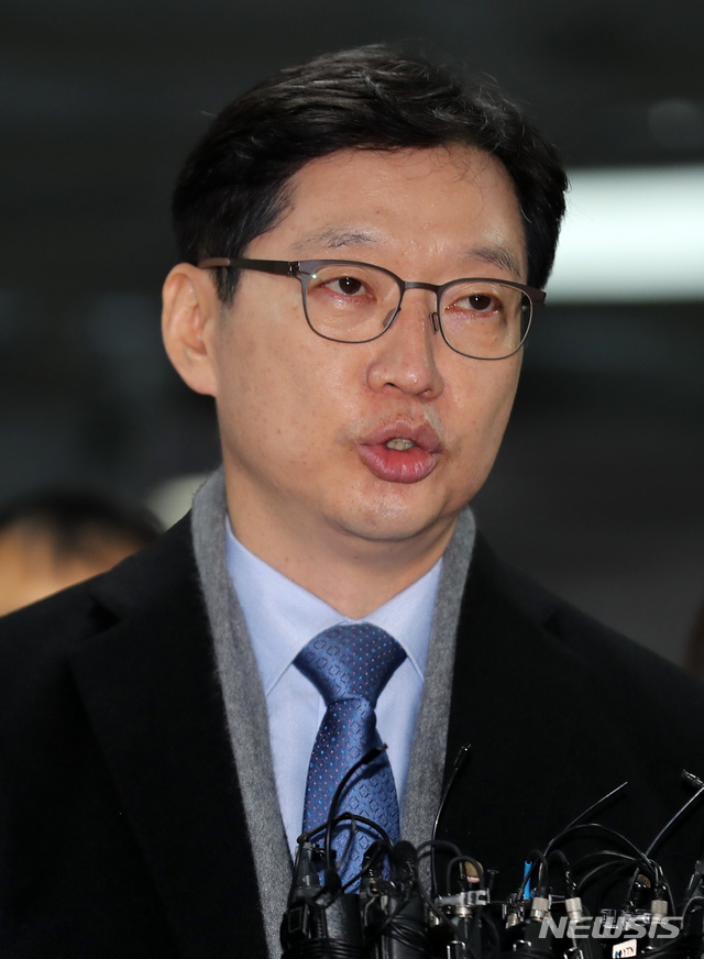 【서울=뉴시스】이영환 기자 = 김경수 경남도지사가 지난해 12월28일 오전 서울 서초구 서울중앙지법에서 열린 결심공판에 출석하면서 취재진의 질문에 답하고 있다. 2018.12.28. 20hwan@newsis.com