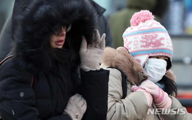 【서울=뉴시스】김병문 수습기자 = 아침 최저기온 영하 13도까지 떨어진 지난 28일 오전 서울 종로구 광화문 네거리에서 시민들이 두꺼운 옷과 모자로 중무장을 하고 있다. 2018.12.28. dadazon@newsis.com