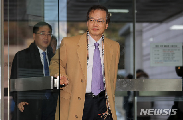 【서울=뉴시스】이영환 기자 = 허익범 특별 검사가 28일 오전 서울 서초구 서울중앙지방법원에서 열린 김경수 경남도지사에 대한 '드루킹 댓글 사건' 8차 공판에 출석하고 있다. 2018.12.28.&nbsp; 20hwan@newsis.com 