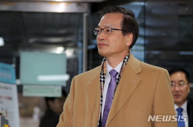 【서울=뉴시스】이영환 기자 = 허익범 특별 검사가 지난해 12월28일 오전 서울 서초구 서울중앙지방법원에서 열린 김경수 경남도지사에 대한 '드루킹 댓글 사건' 8차 공판에 출석하고 있다. 2018.12.28. 20hwan@newsis.com