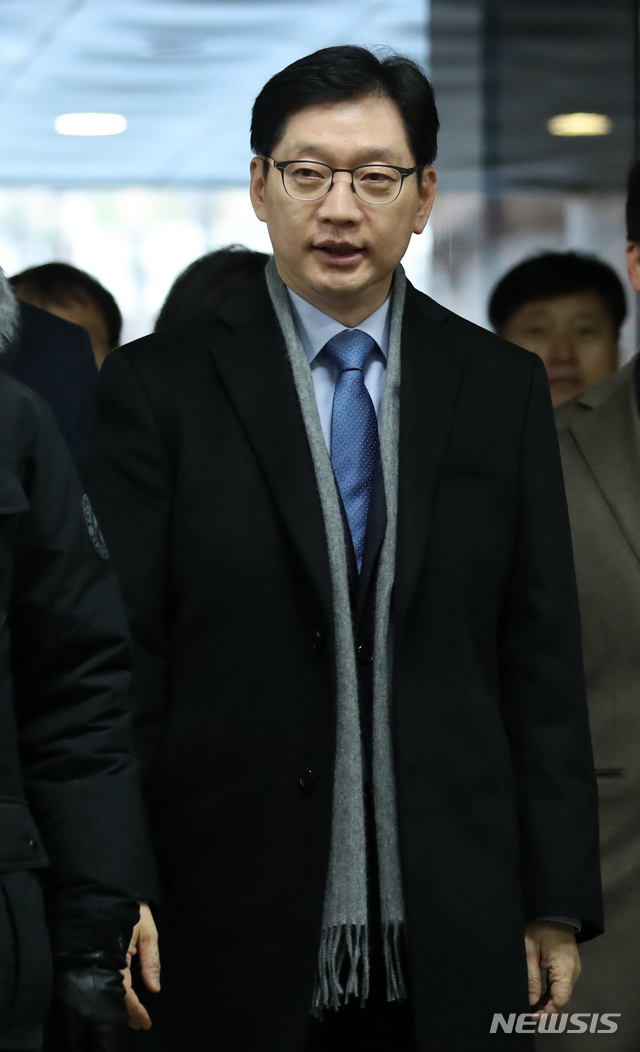 【서울=뉴시스】이영환 기자 = 김경수 경남도지사가 28일 오전 서울 서초구 서울중앙지방법원에서 열린 '드루킹 댓글 사건' 8차 공판에 출석하고 있다. 2018.12.28.&nbsp; 20hwan@newsis.com