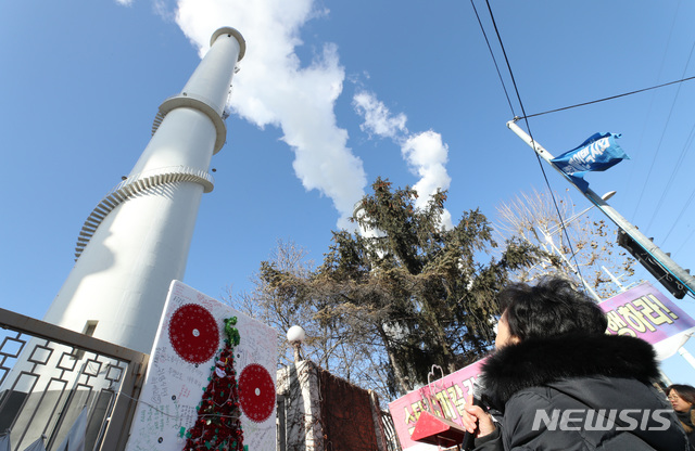 【서울=뉴시스】이윤청 수습기자 = 최영애 국가인권위원장이 28일 오전 서울 양천구 서울에너지공사 목동열병합발전소 굴뚝 고공농성장 현장 앞에서 75m 굴뚝 위에서 농성 중인 박준호 파인텍 사무장과 통화하고 있다. 2018.12.28.&nbsp; radiohead@newsis.com 