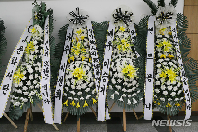 【서울=뉴시스】사진공동취재단=밴드 봄여름가을겨울의 드러머 전태관이 지난 27일 별세했다. 향년 56세.봄여름가을겨울 김종진은 28일 "여러분께 가슴 아픈 소식을 알려드린다. 지난 27일 밤, 드러머 전태관 군이 세상을 떠났다"며 "전태관은 6년간 신장암 투병을 이어왔습니다만 오랜 병마를 이기지 못하고 지난밤 가족들이 지켜보는 가운데 조용히 숨을 거두었다"고 밝혔다.빈소는 서울아산병원 장례식장에 마련됐으며 발인은 오는 31일 오전9시다.2018.12.28.photo@newsis.com