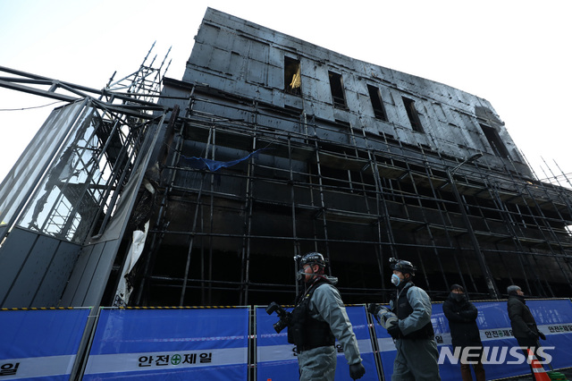 【서울=뉴시스】김진아 기자 = 28일 오후 서울 강남구 청담동 강남구청 인근 지상 4층·지하 3층짜리 복합건물 신축공사장 화재현장에서 경찰청 과학수사관리관들이 화재 감식을 하고 있다. 2018.12.28.&nbsp; bluesoda@newsis.com