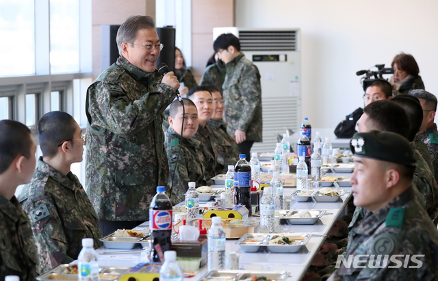 【연천=뉴시스】전신 기자 = 문재인 대통령이 28일 경기도 연천 육군 5사단 신병교육대대를 방문해 장병들과 오찬 전 인사말하고 있다. 2018.12.28. photo1006@newsis.com