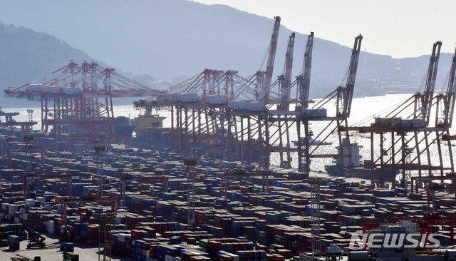 【부산=뉴시스】 하경민 기자 = 부산 남구 신선대부두에서 선박에 컨테이너 적재 모습. 2018.12.28. yulnetphoto@newsis.com