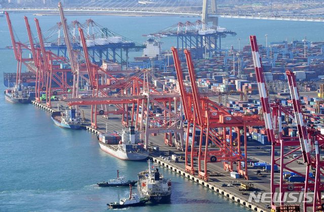 【부산=뉴시스】하경민 기자 = 부산 남구 감만부두. 이 사진은 기사와 직접적인 관련 없음.