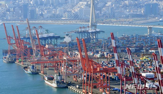 【부산=뉴시스】 하경민 기자 = 28일 오후 부산 남구 감만부두에 컨테이너선들이 입항하고 있다.&nbsp; 산업통상자원부와 관세청은 이날 오전 11시 12분 기준으로 연간 누계 수출액이 6000억 달러를 돌파한 것으로 잠정 집계됐다고 밝혔다. 이는 1948년 수출이 시작된 이후 70년 만에 달성한 역사적 성과다.&nbsp;&nbsp; 우리나라는 미국(1996년), 독일(2002년), 중국(2005년), 일본(2006년), 네덜란드(2008년), 프랑스(2008년) 등에 이어 세계 7번째로 수출 6000억 달러를 달성했다. 2018.12.28.&nbsp; yulnetphoto@newsis.com