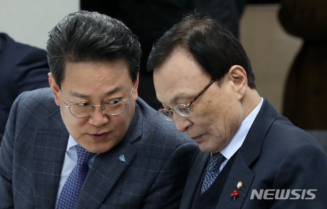 【서울=뉴시스】홍효식 기자 = 28일 오후 서울 여의도 더불어민주당 중앙당사 2층 대회의실에서 열린 전국장애인위원회 발대식 및 임명장 수여식에서 이해찬(오른쪽) 대표와 문상필 전국장애인위원장이 대화를 나누고 있다. 2018.12.28.&nbsp; yesphoto@newsis.com