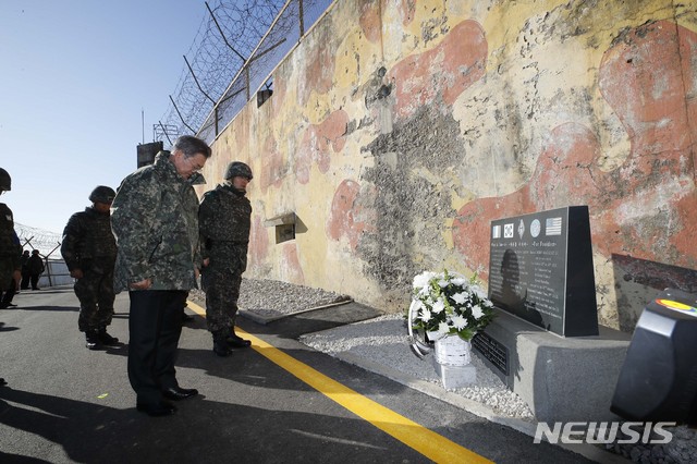 【철원=뉴시스】전신 기자 = 문재인 대통령이 28일 강원도 철원 화살머리고지 GP를 방문해 전적 기념비에 헌화한 뒤 묵념하고 있다. 2018.12.28. photo1006@newsis.com