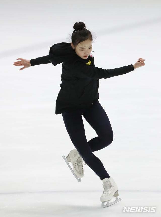 【서울=뉴시스】조수정 기자 = 피겨스케이팅 임은수 선수가 26일 오후 서울 태릉선수촌 빙상장에서 뉴시스와 인터뷰 후 훈련을 하고 있다. 임은수는 12월 열린 2018 KB금융 전국 남녀 피겨스케이팅 회장배 랭킹 대회 겸 2019 피겨 국가대표 1차 선발전 여자 싱글부문 종합 1위를 차지했다. chocrystal@newsis.com