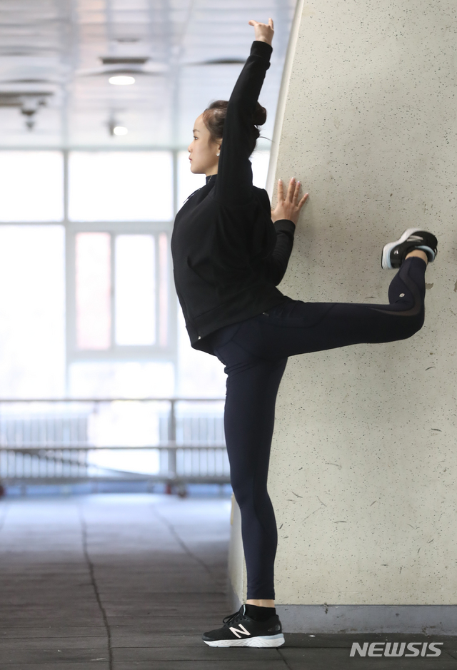 【서울=뉴시스】조수정 기자 = 피겨스케이팅 임은수 선수가 26일 오후 서울 태릉선수촌 빙상장에서 뉴시스와 인터뷰 후 지상훈련을 하고 있다. 임은수는 12월 열린 2018 KB금융 전국 남녀 피겨스케이팅 회장배 랭킹 대회 겸 2019 피겨 국가대표 1차 선발전 여자 싱글부문 종합 1위를 차지했다. chocrystal@newsis.com