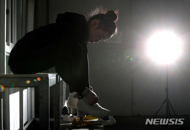 【서울=뉴시스】조수정 기자 = 피겨스케이팅 임은수 선수가 26일 오후 서울 태릉선수촌 빙상장에서 뉴시스와 인터뷰 후 훈련을 위해 스케이트화 끈을 묶고 있다. 임은수는 12월 열린 2018 KB금융 전국 남녀 피겨스케이팅 회장배 랭킹 대회 겸 2019 피겨 국가대표 1차 선발전 여자 싱글부문 종합 1위를 차지했다. chocrystal@newsis.com