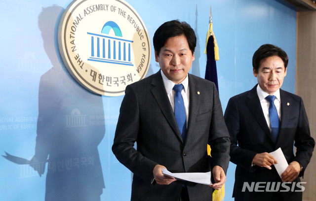 【서울=뉴시스】홍효식 기자 = 무소속 이용호(오른쪽), 손금주 의원이 28일 오후 서울 여의도 국회 본청 정론관에서 더불어민주당 입당 기자회견을 마친 뒤 나서고 있다. 2018.12.28.&nbsp; yesphoto@newsis.com