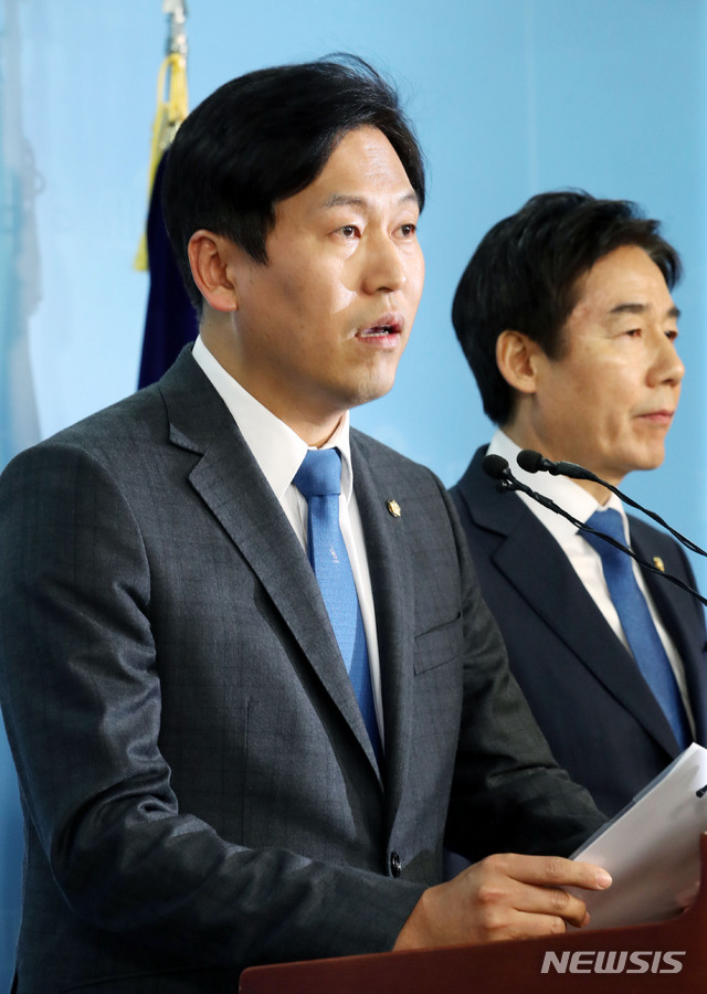 【서울=뉴시스】홍효식 기자 = 무소속 이용호(오른쪽), 손금주 의원이 28일 오후 서울 여의도 국회 본청 정론관에서 더불어민주당 입당 기자회견을 하고 있다. 2018.12.28.&nbsp; yesphoto@newsis.com