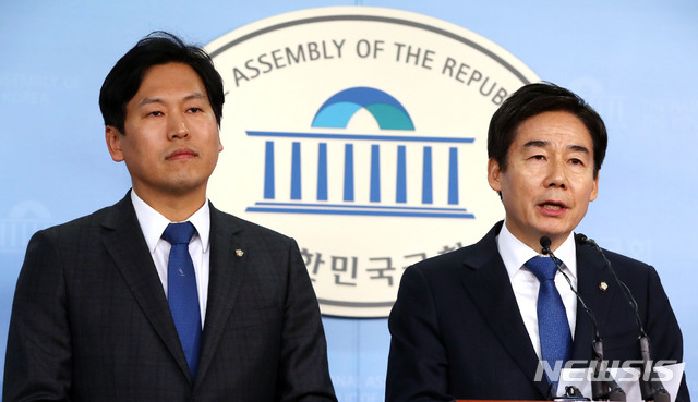 【서울=뉴시스】홍효식 기자 = 무소속 이용호(오른쪽), 손금주 의원이 28일 오후 서울 여의도 국회 본청 정론관에서 더불어민주당 입당 기자회견을 하고 있다. 2018.12.28.&nbsp; yesphoto@newsis.com