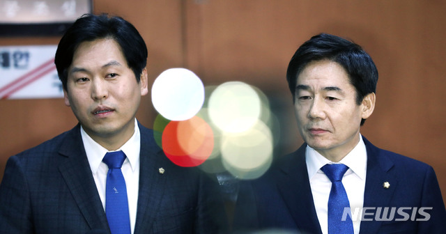 【서울=뉴시스】홍효식 기자 = 무소속 이용호(오른쪽), 손금주 의원이 28일 오후 서울 여의도 국회 본청 정론관에서 더불어민주당 입당 기자회견을 마친 뒤 취재진 질문에 답하고 있다. 2018.12.28.&nbsp; yesphoto@newsis.com 