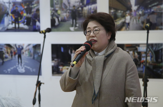 학교 교비를 개인 명예훼손 소송 비용으로 지출한 혐의로 기소된 김종희 상명대 총장이 첫 재판에서 모든 혐의를 부인했다. 사진은 2018년 12월 21일 열린 행사에서 당시 김종희 상명대학교 행정대외부총장이 축사하는 모습.