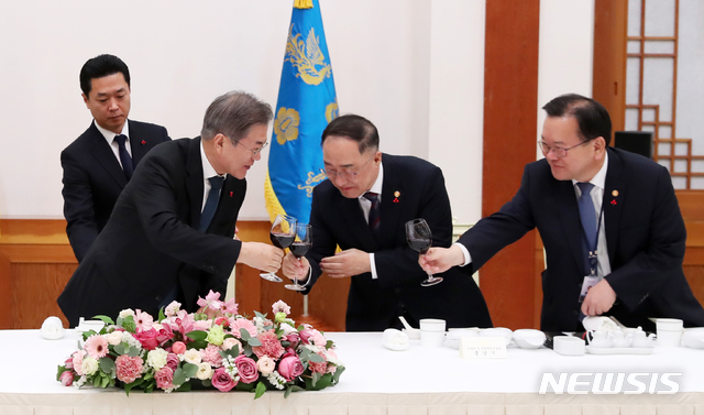 【서울=뉴시스】전신 기자 = 문재인 대통령이 28일 청와대에서 열린 국무회의 구성원 송년 만찬에서 홍남기 경제부총리 겸 기획재정부 장관, 김부겸 행정안전부 장관과 건배하고 있다. 2018.12.28. (사진=청와대 제공)&nbsp; photo@newsis.com