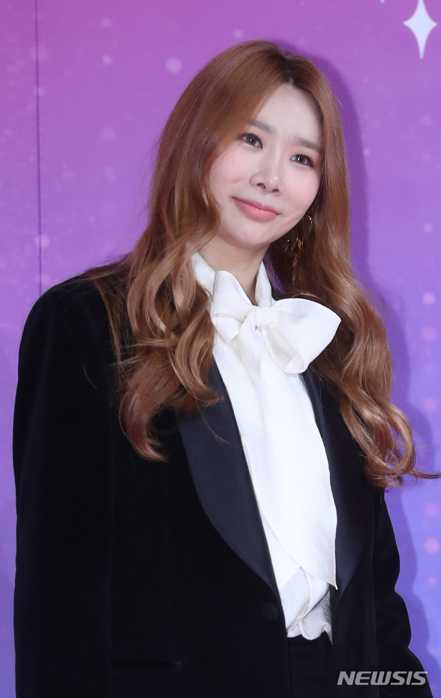 [서울=뉴시스] 조수정 기자 = '2018 SBS 연예대상' 시상식이 열린 28일 밤 서울 마포구 상암동 SBS프리즘타워에서 '모비딕-쎈마이웨이' 그룹 브라운아이드걸스 제아가 포즈를 취하고 있다. 2018.12.28. chocrystal@newsis.com