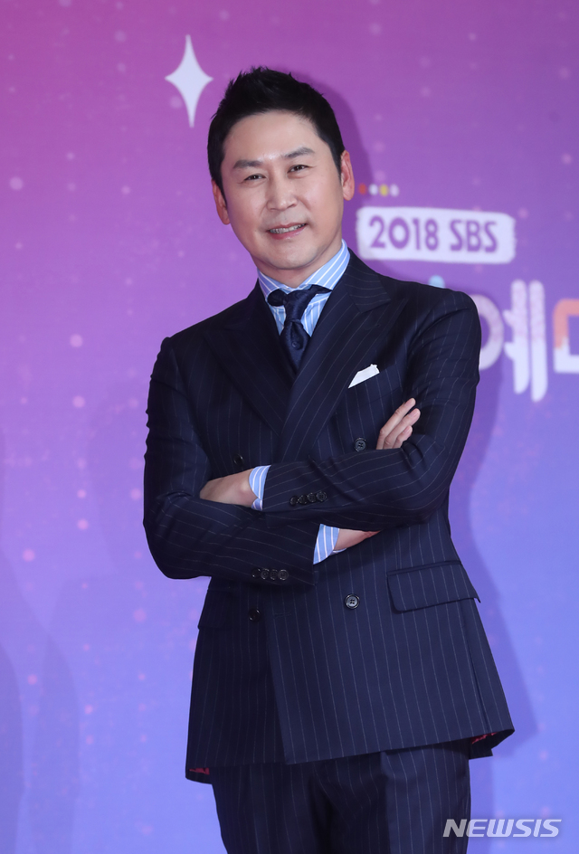 【서울=뉴시스】조수정 기자 = '2018 SBS 연예대상' 시상식이 열린 28일 밤 서울 마포구 상암동 SBS프리즘타워에서 '미운우리새끼' 개그맨 신동엽이 포즈를 취하고 있다. 2018.12.28. chocrystal@newsis.com