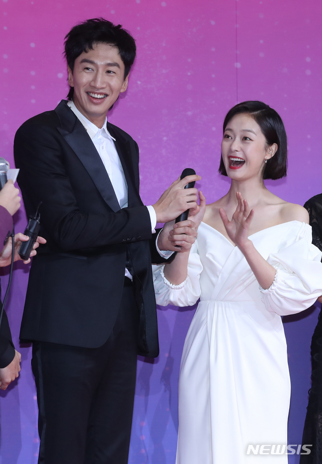 【서울=뉴시스】조수정 기자 = '2018 SBS 연예대상' 시상식이 열린 28일 밤 서울 마포구 상암동 SBS프리즘타워에서 '런닝맨' 팀 이광수(왼쪽), 전소민이 인터뷰 하고 있다.&nbsp;&nbsp; 2018.12.28. chocrystal@newsis.com